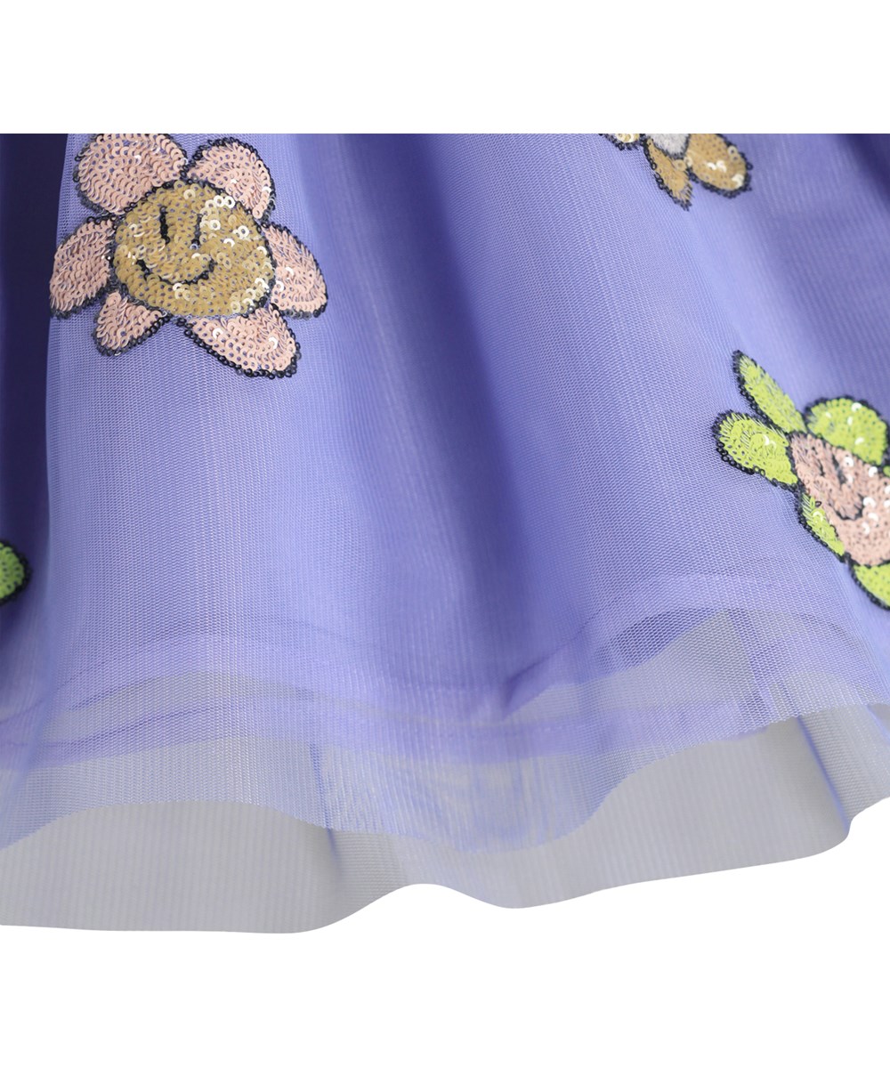 Cyrusila - Cool Lilac - Lila klänning för barn med korta ärmar och en tyllkjol med glada paljettblommor