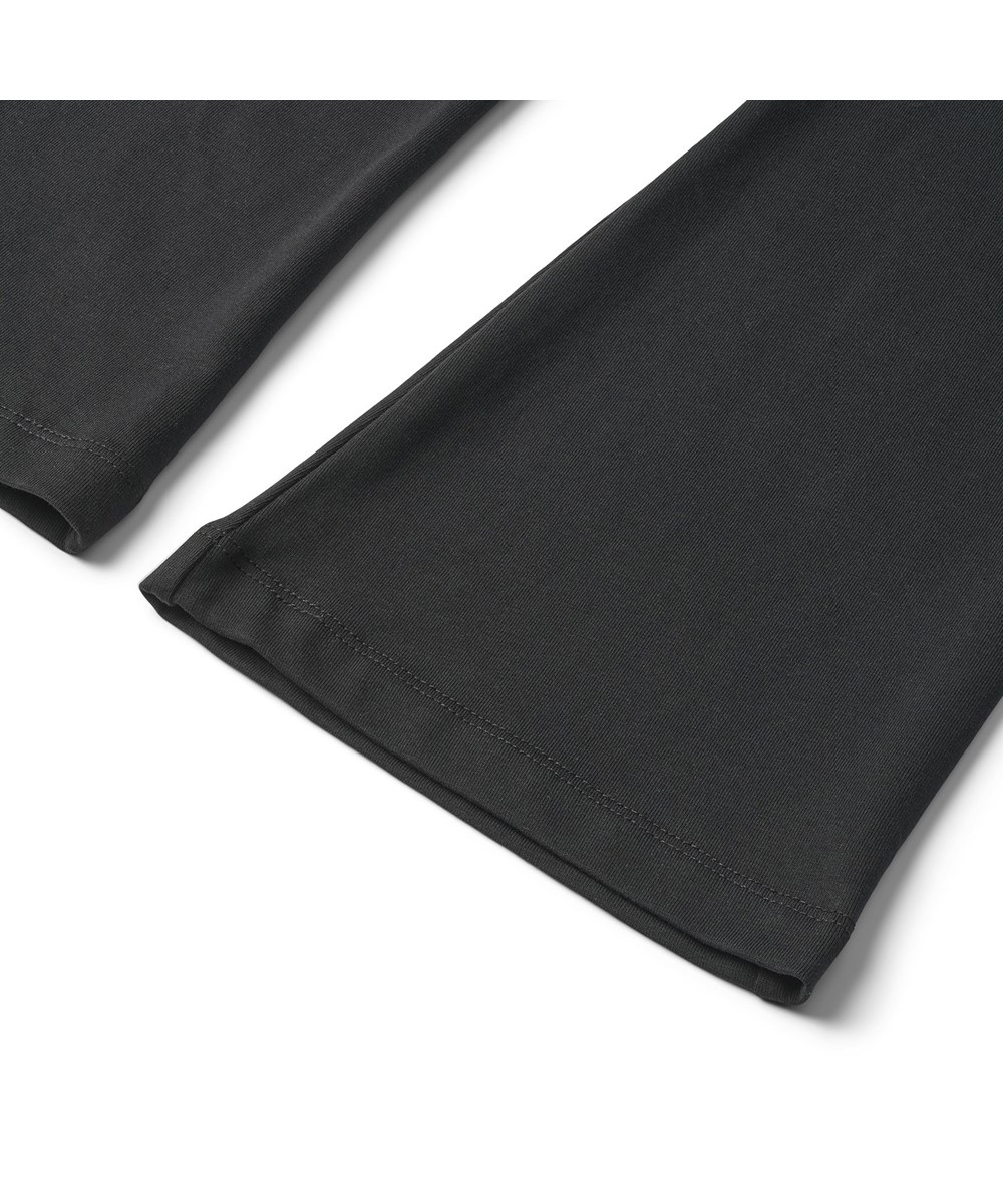 Nivina - Black - Svarta utsvängda leggings.