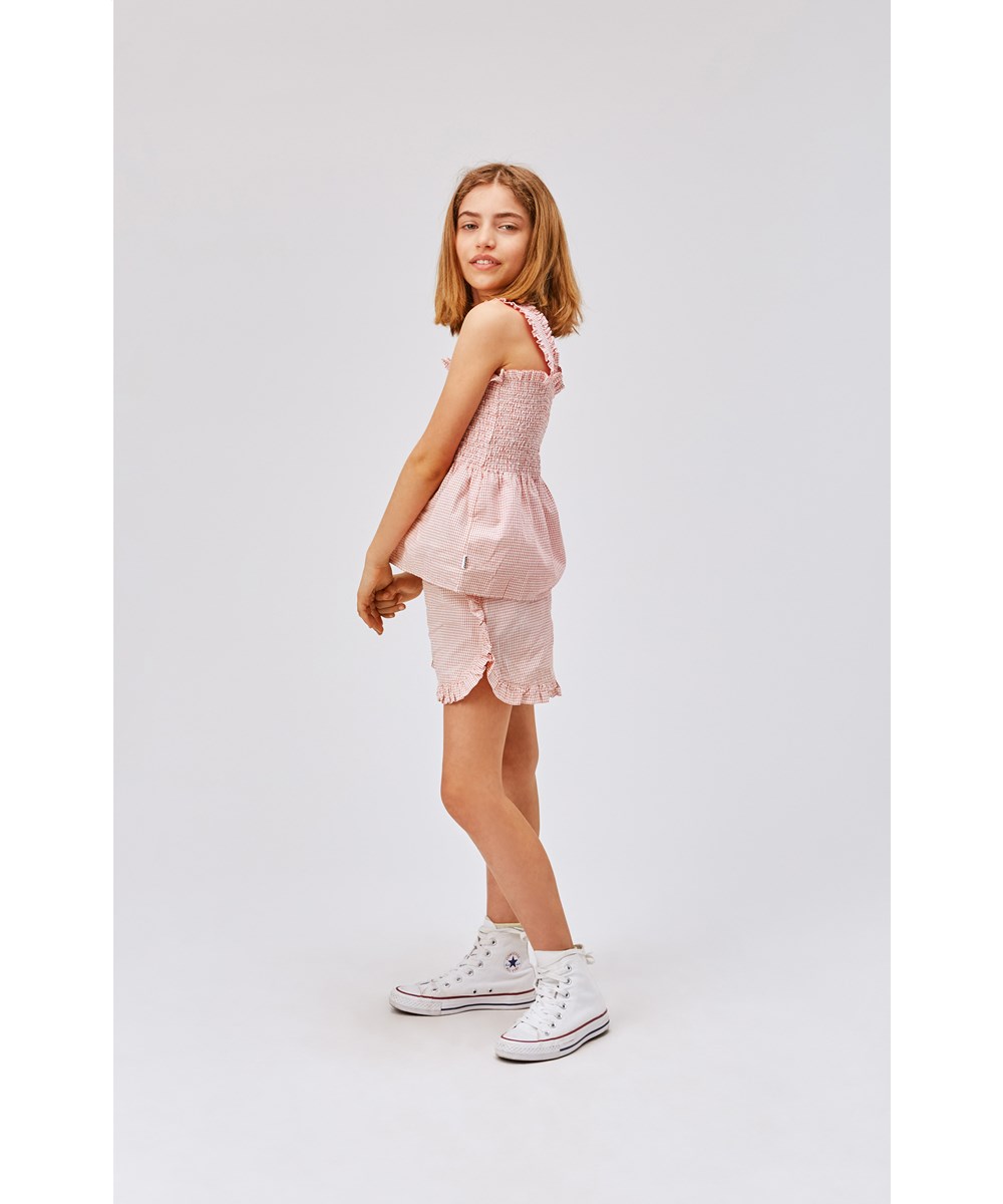 Acacia - Red Check - Shorts med röda och vita rutor.