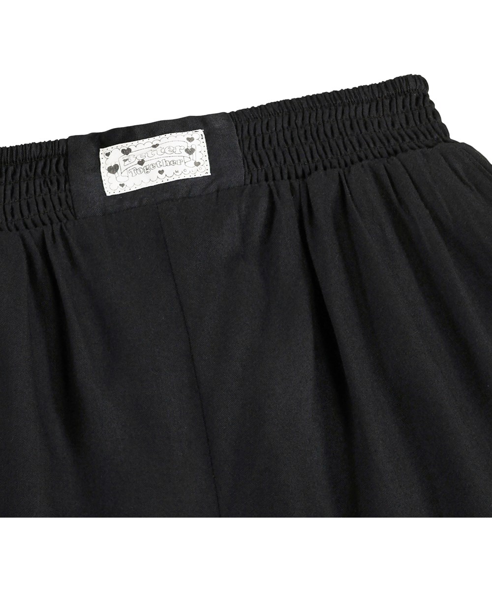 Alessia - Black - Svarta shorts för barn med resårmidja