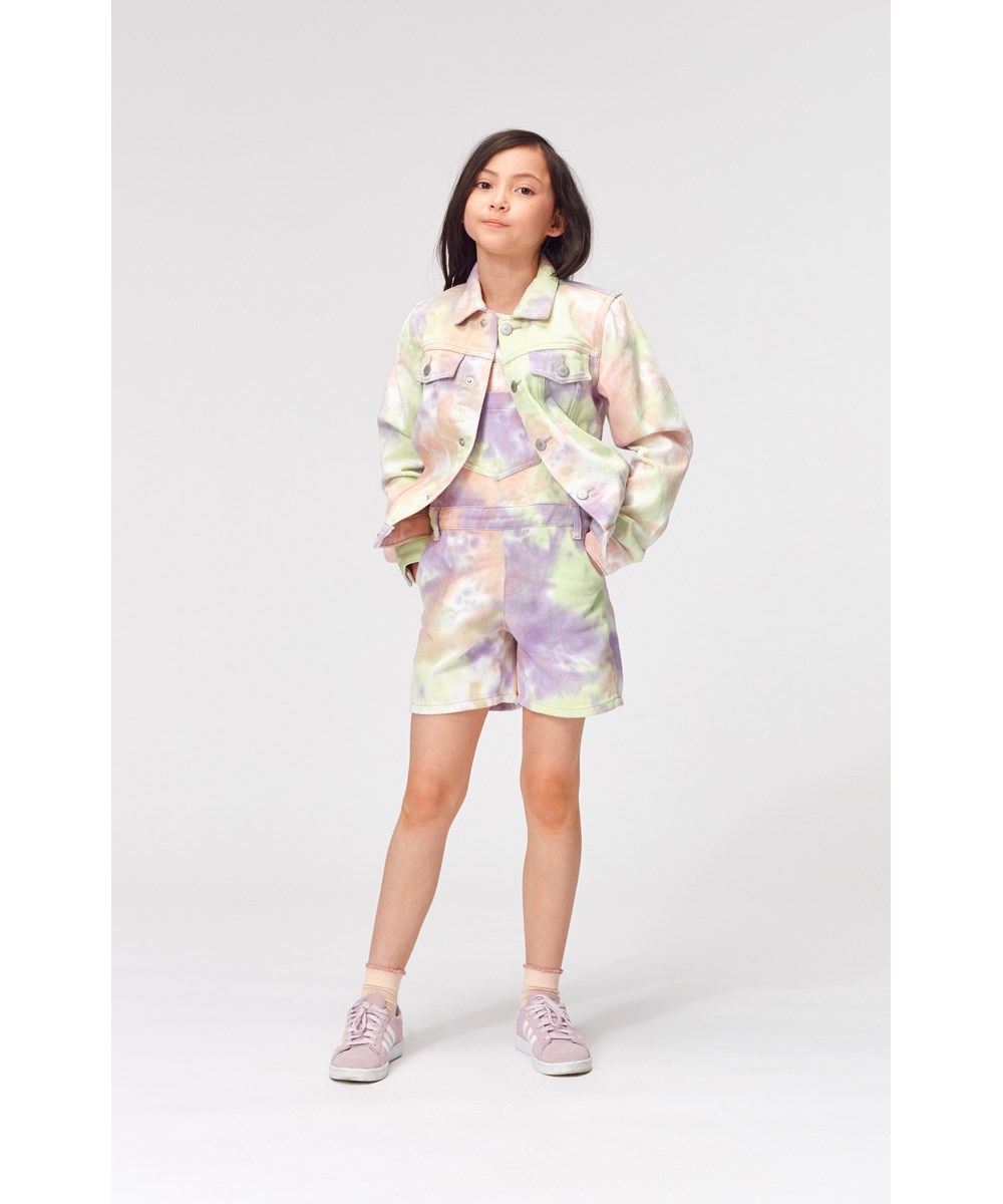 Ansonia - Pastel Tie Dye - Hängslebyxor med korta ben i pastellfärgad tie-dye.