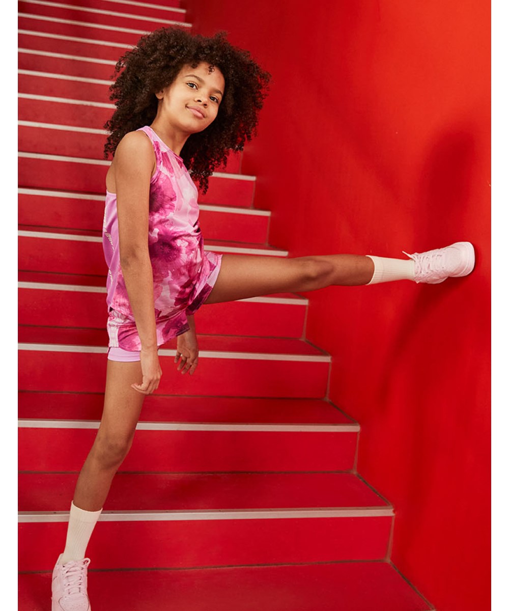 Omari - Dreamy Poppies - Tvådelade sportshorts med rosa blommor.