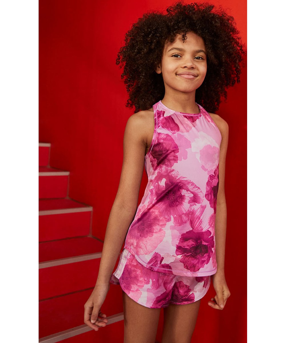 Omari - Dreamy Poppies - Tvådelade sportshorts med rosa blommor.