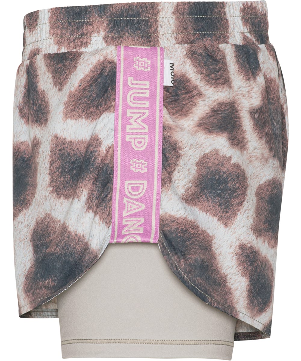Omari - Giraffe - Tvådelade sportshorts med giraffmönster.