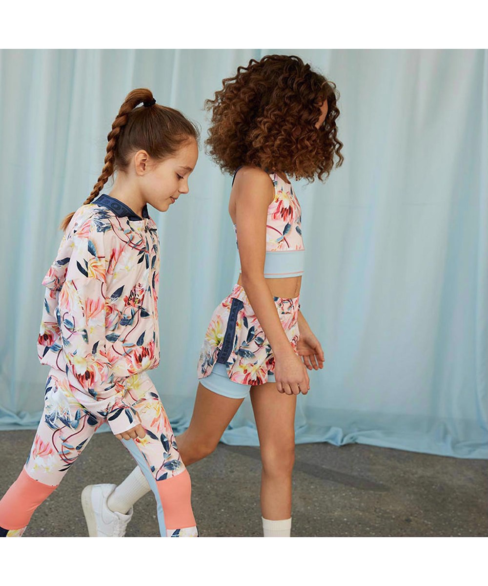 Omari - Motion Flower - Ljusa tvådelade sportshorts med blommor