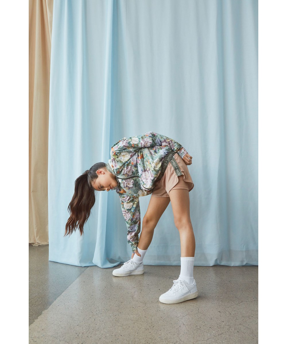 Omari - Rose Mist - Sportshorts i rosa beige med text