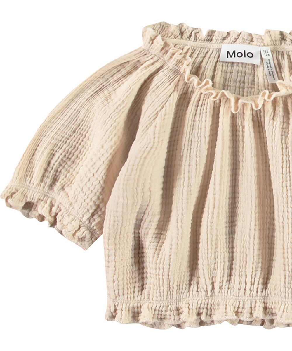 Rafaela - Brazilian Sand - Beige kortärmad t-shirt i mjuk ekologisk våffelbomull med en rund halsringning.