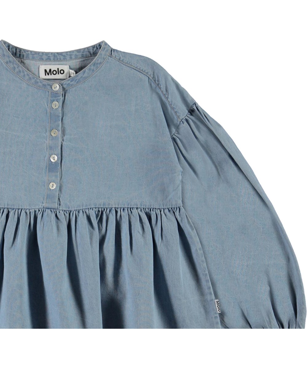 Raluca - Summer Wash Indigo - Ljusblå jeansskjorta med puffärmar