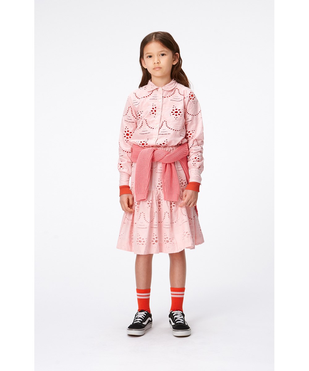 Runa - Candy Floss - Dammig rosa skjorta i ekologisk bomull med broderi anglaise.