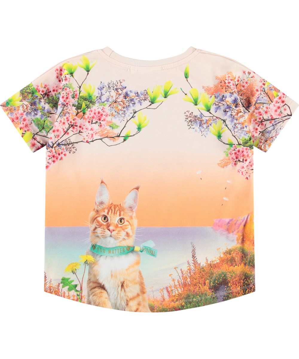 Raeesa - Festivalgoers - Ljusorange t-shirt för barn i mjuk ekologisk bomull med en rund halsringning, en lös passform och är längre bak än fram.