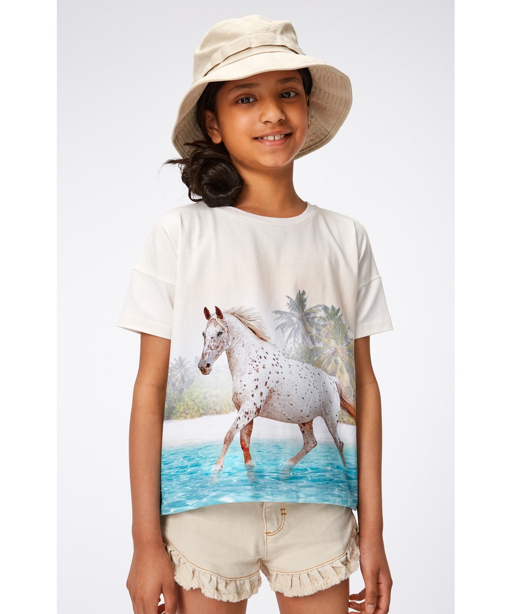 Raeesa - Horse On Beach - Vit ekologisk t-shirt med en häst. 