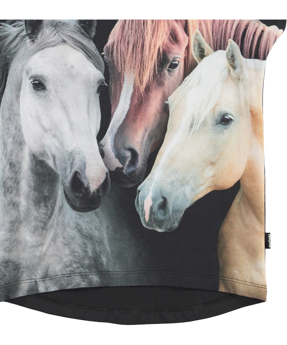 Ragnhilde - Triplets - Ekologisk svart t-shirt med hästar.