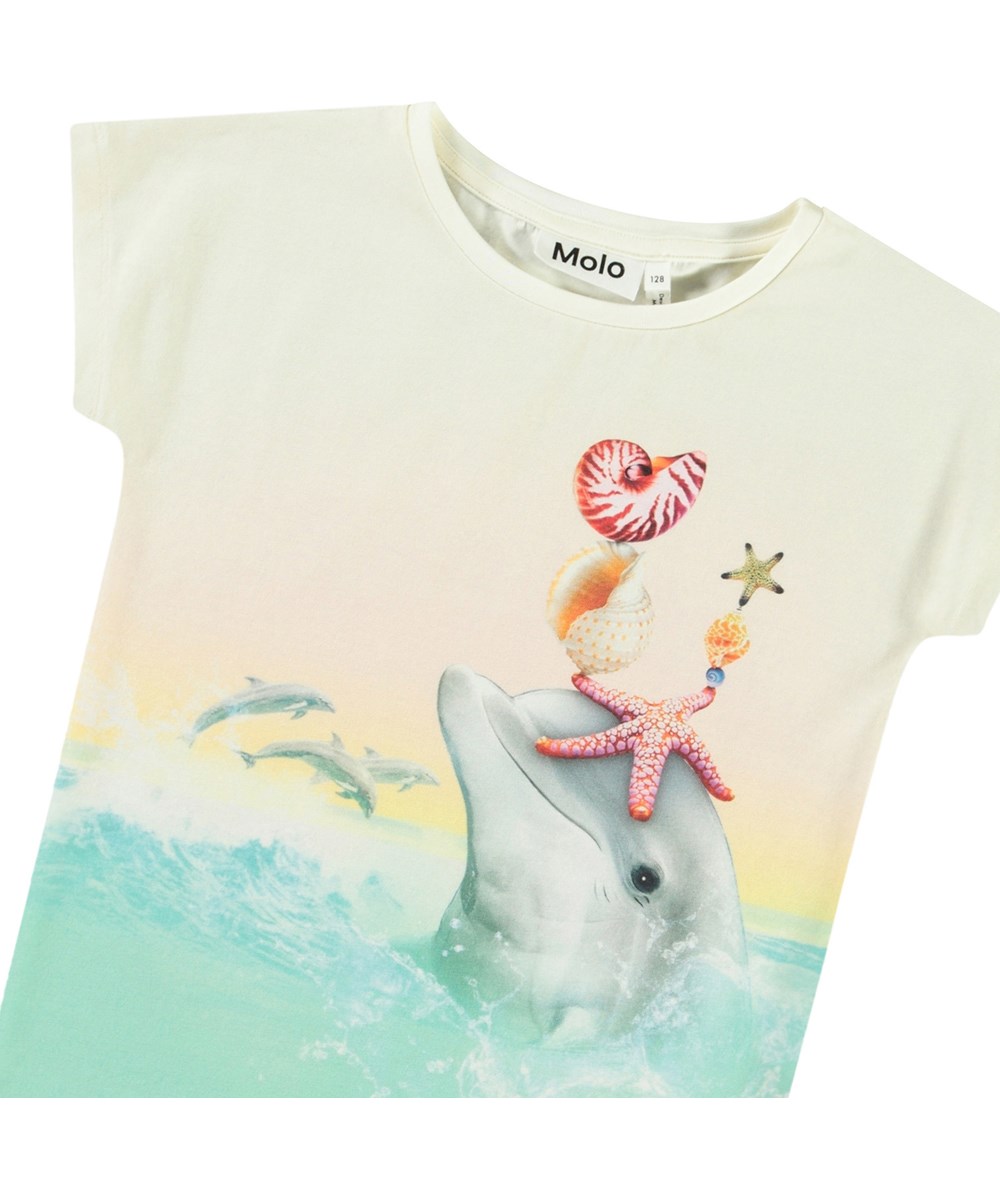 Ragnhilde - Wave Jumping - Off-white t-shirt med tryck för barn tillverkad av mjuk ekologisk bomull med en rund hals och korta ärmar.