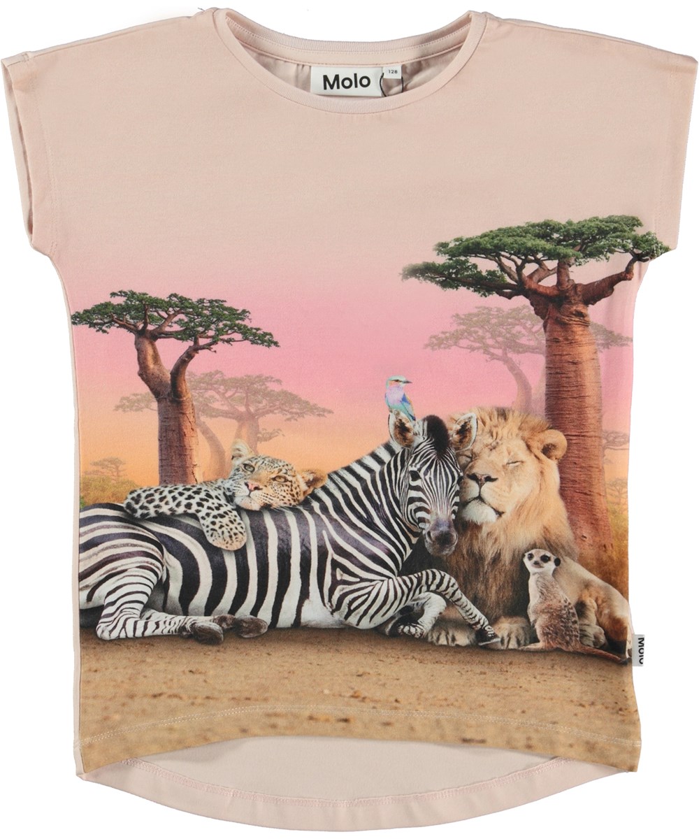 Ragnhilde - Wild Wonderful - Rosa ekologisk t-shirt med savannens djur.