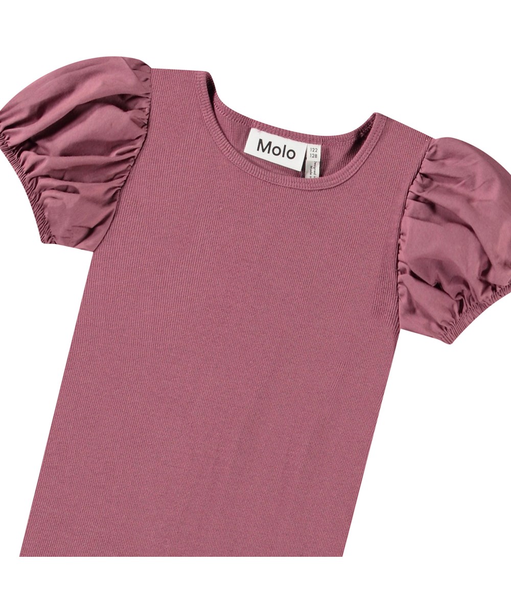 Raluca - Tulip - Lila åtsittande t-shirt för barn i mjuk ekologisk bomullsribb med rund hals och puffärmar.