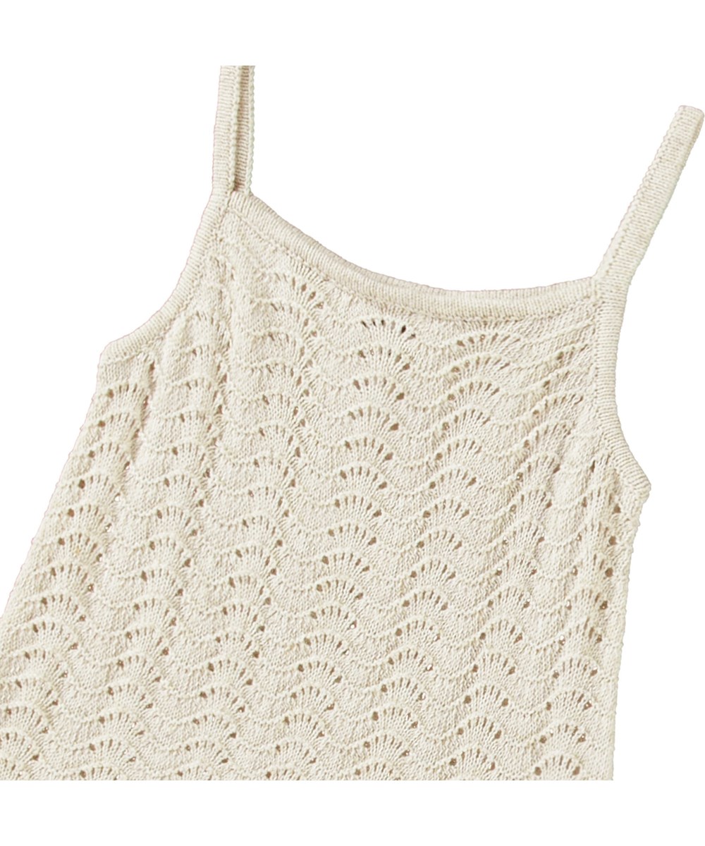 Rasa - Sand Melange - Lös beige topp med virkat mönster, smala axelband och en delikat vågig virkad kant längst ner.