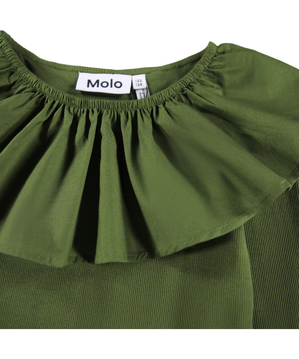 Renate - Evergreen - Mörkgrön, åtsittande långärmad topp för barn i ekologisk bomullsribb med en poplinkrage och resår som kan bäras off-shoulder eller lyftas upp för att fungera som både krage och ärm.