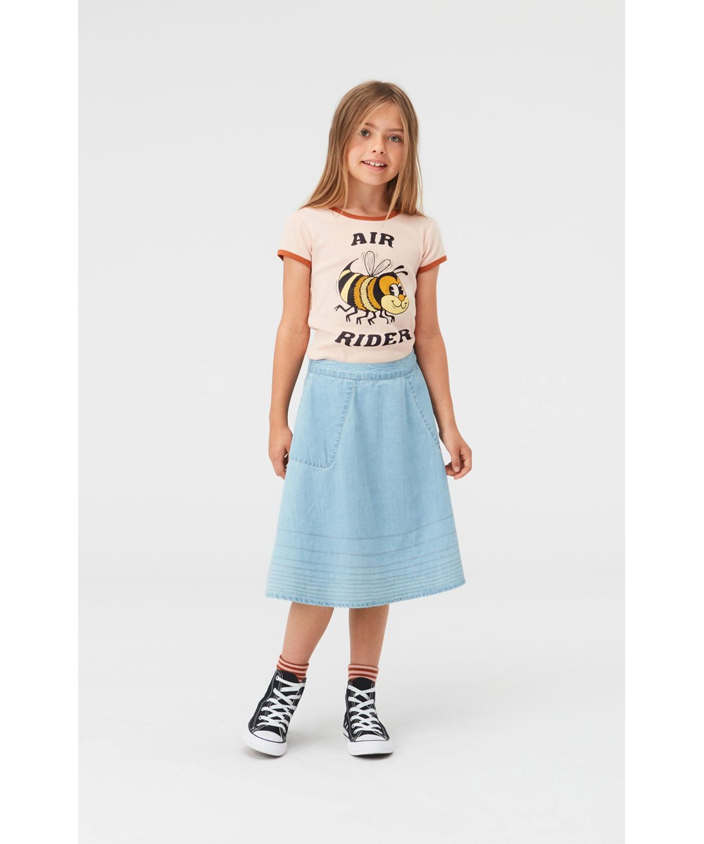 Rhiannon - Air Rider - Ekologisk rosa t-shirt med bi air rider