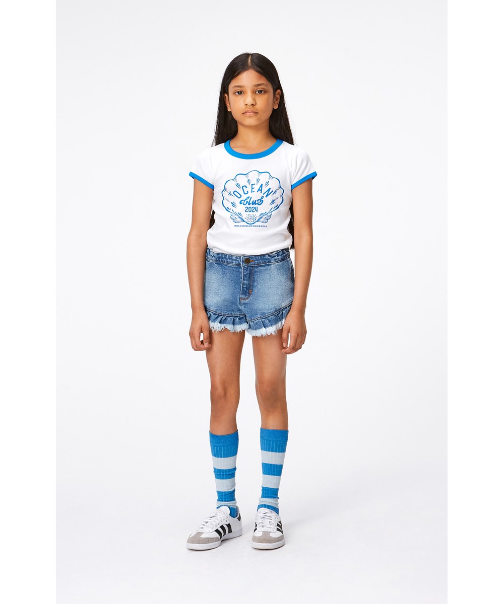 Rhiannon - Ocean Club - Vit tight T-shirt i ekologisk bomull med en mussla.