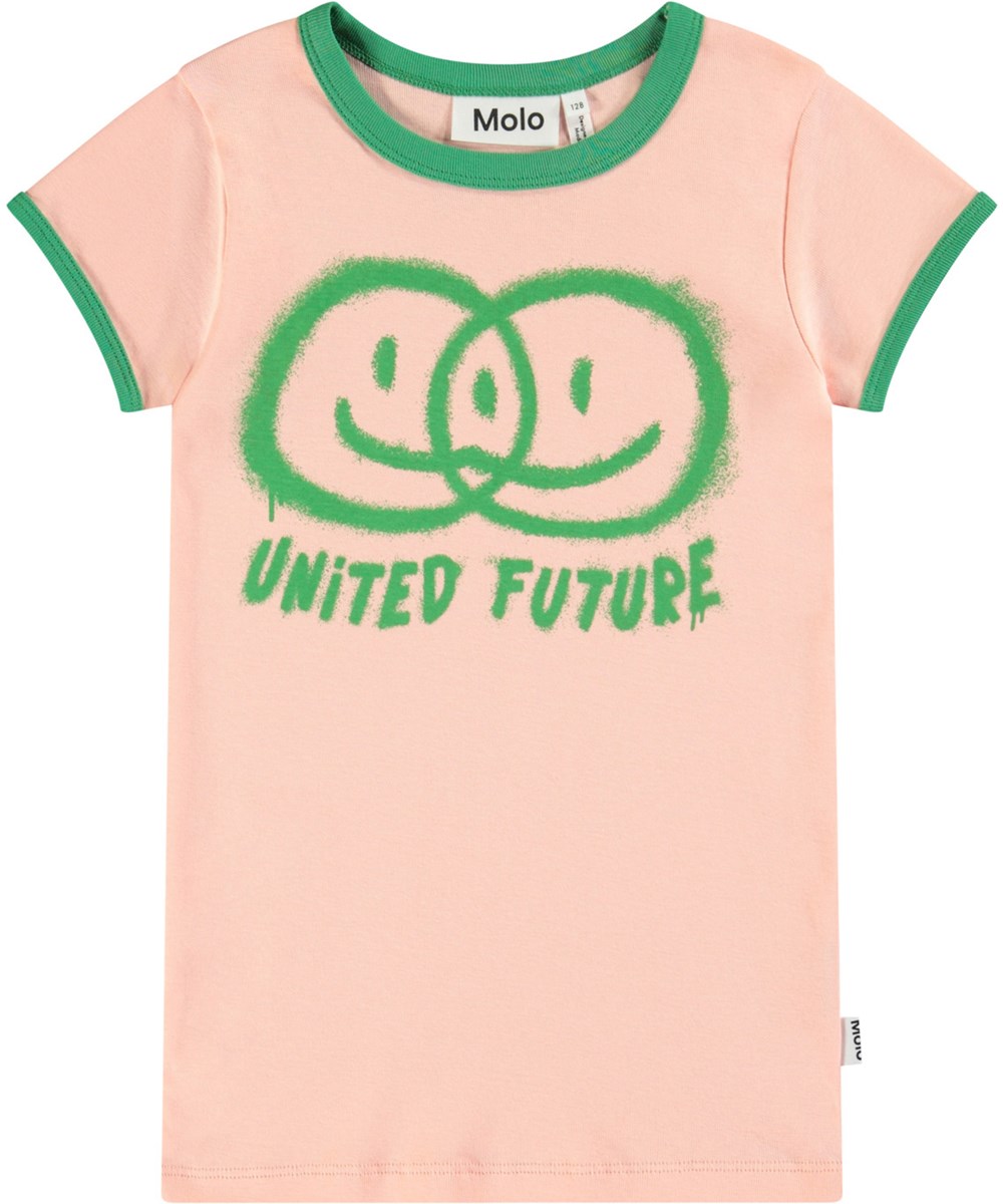 Rhiannon - Peach - Ljusorange T-shirt med tryck för barn i mjuk bomull med gröna detaljer vid ärmarna och halsringningen.