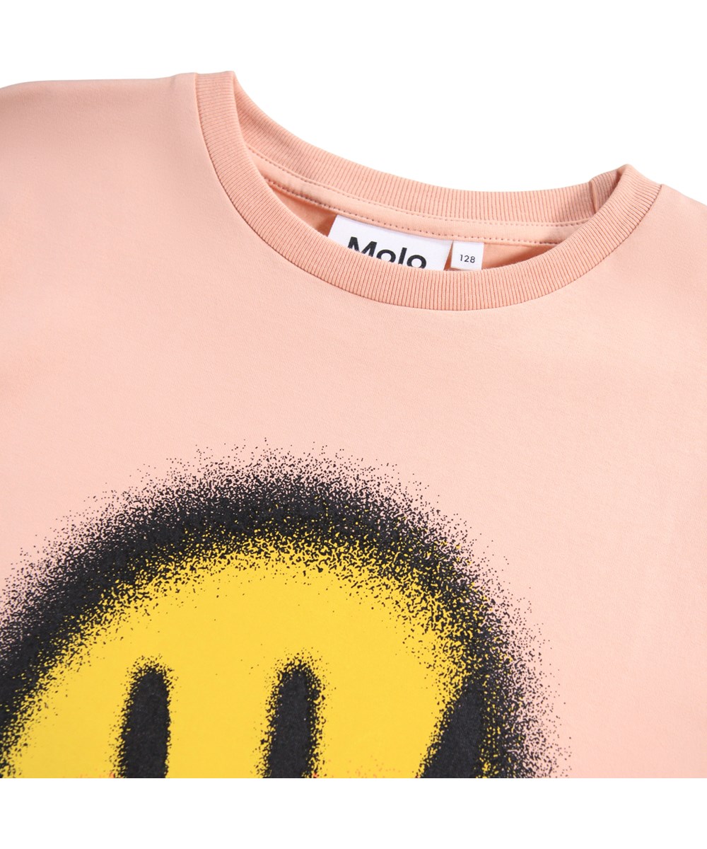 Riley - Blushing - Rosa kortärmad T-shirt för barn i mjuk ekologisk bomull med en ribbad halsringning.