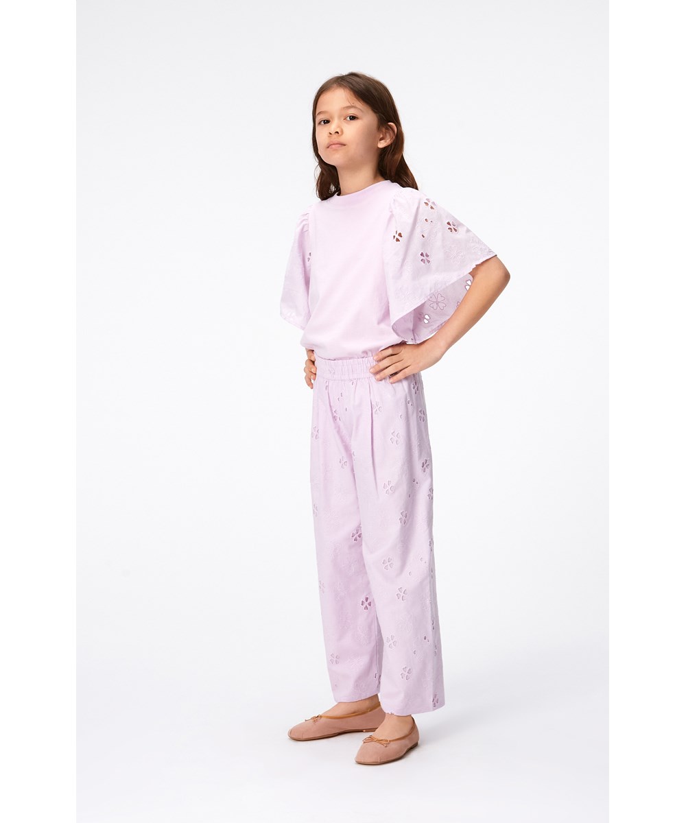 Ritza - Alpine Glow - Pastell lila topp i ekologisk bomull med broderi anglaise ärmar.