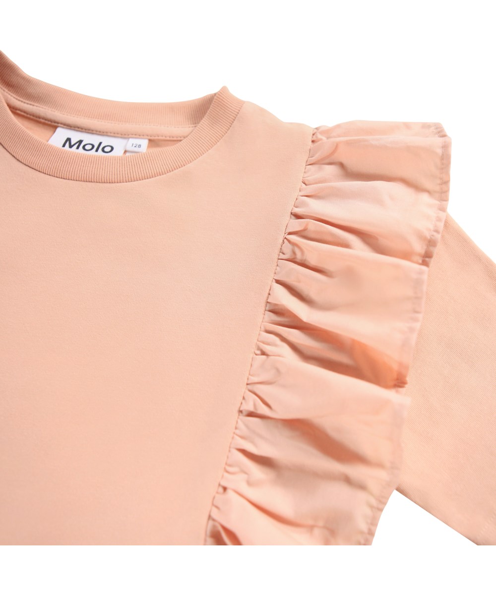 Riva - Rose Cloud - Puderfärgad, åtsittande T-shirt för barn i mjuk ekologisk bomull med volangkant.