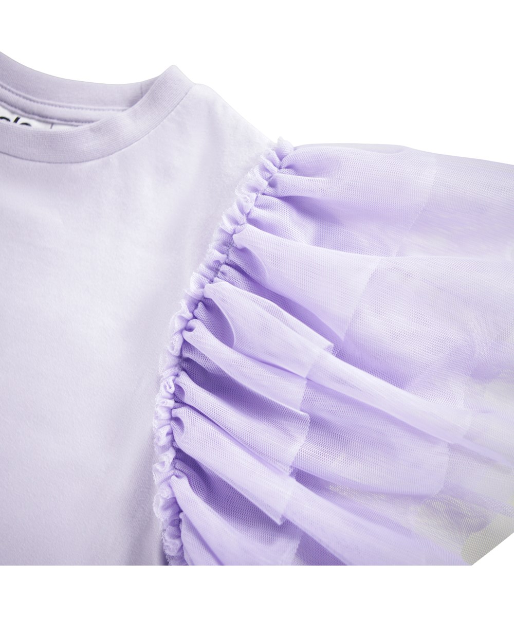 Robyn - Thistle - Lila T-shirt för barn i mjuk bomull med en ribbad halsringning. T-shirten har en lös passform och 3 lager av tyllärmar som faller fint över axeln.