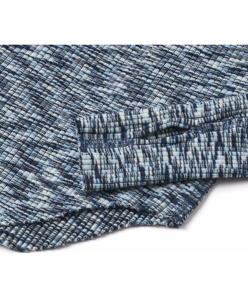 Rochelle - Blue Mouliné - Långärmad topp för barn i stretchig, ekologisk bomullsribb med en åtsittande passform, en rund halsringning och råa kanter på båda ärmarna med tumhål. Toppen är vävd i blå och vita färger som skapar ett fint mönster.