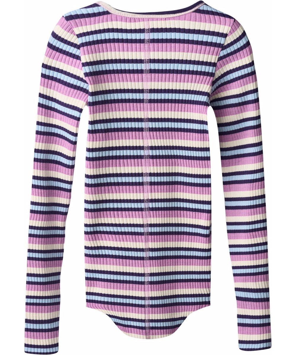 Rochelle - Cosmic Stripe - Långärmad randig topp för barn i stretchig ekologisk bomullsribb med en åtsittande passform, en rund halsringning och råa kanter på båda ärmarna med tumhål.