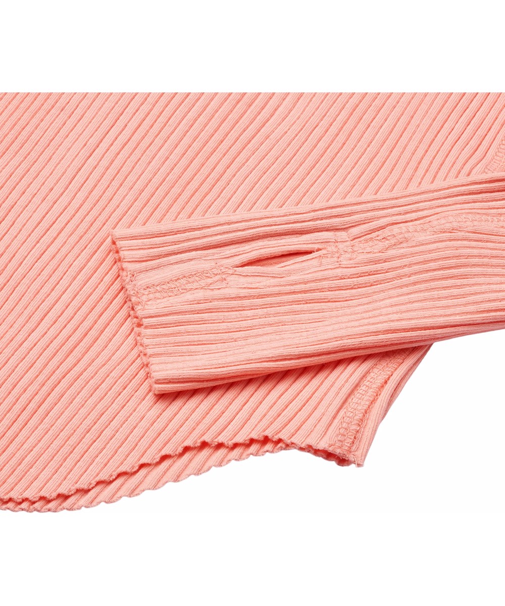 Rochelle - Peach - Ljusorange långärmad topp för barn i stretchig ekologisk bomullsribb med en åtsittande passform, rund halsringning, råa kanter på båda ärmarna med tumhål.