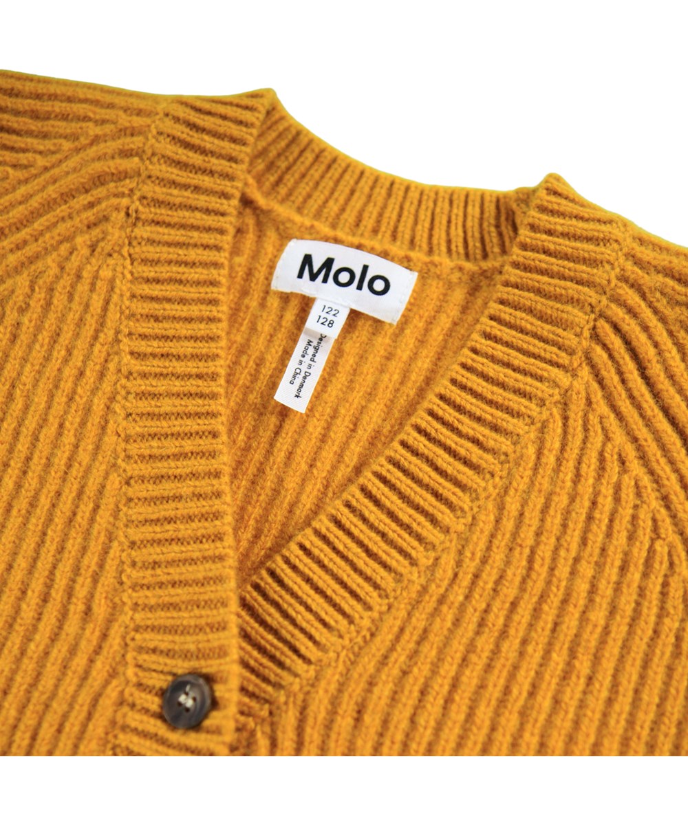 Gilberta - Energy - Mörkgul kofta för barn gjord av mjuk stickad ull.