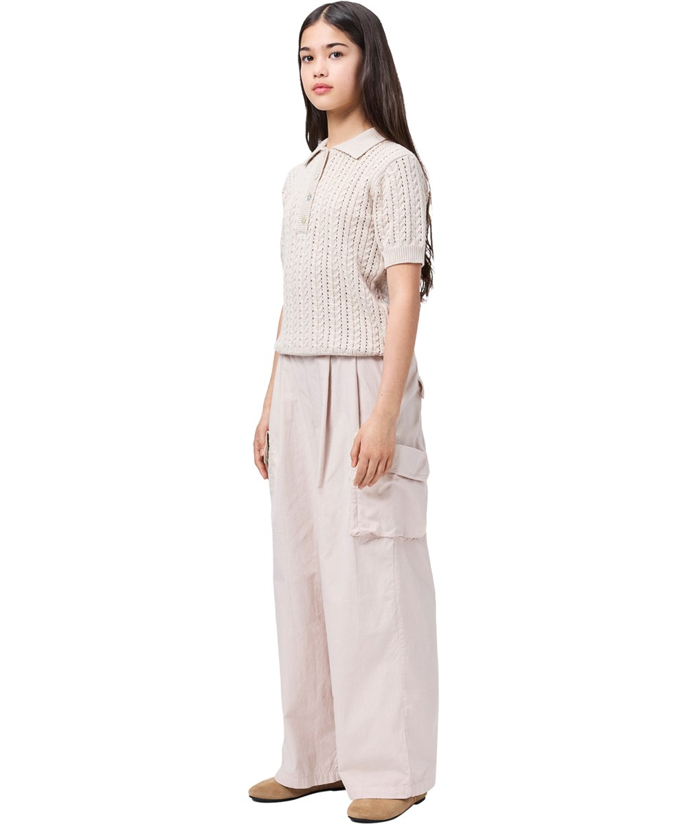 Gretel - Soft Powder - Beige virkad T-shirt i ekologisk bomull