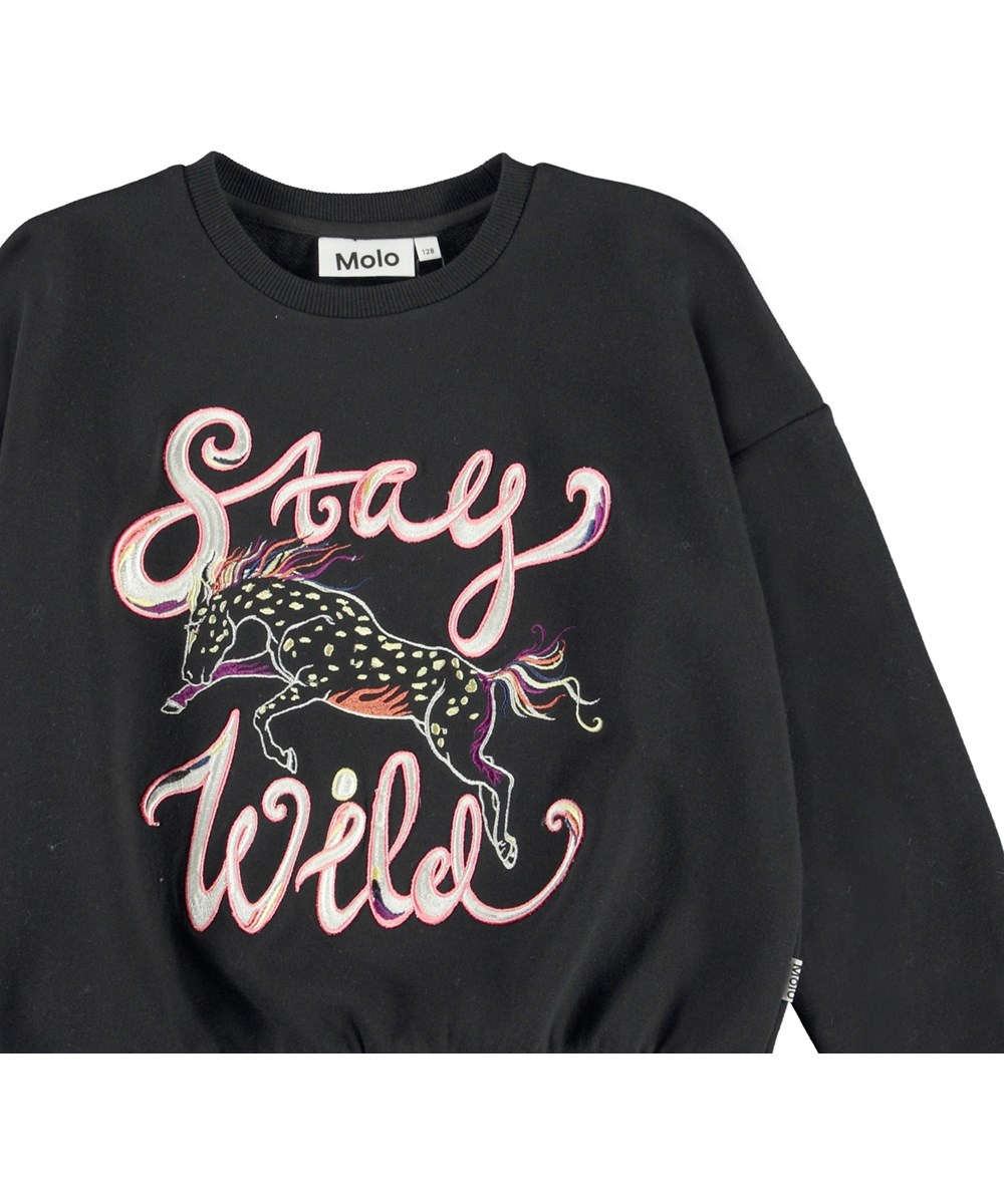 Maja - Stay Wild - Svart sweatshirt med broderas häst och stay wild.