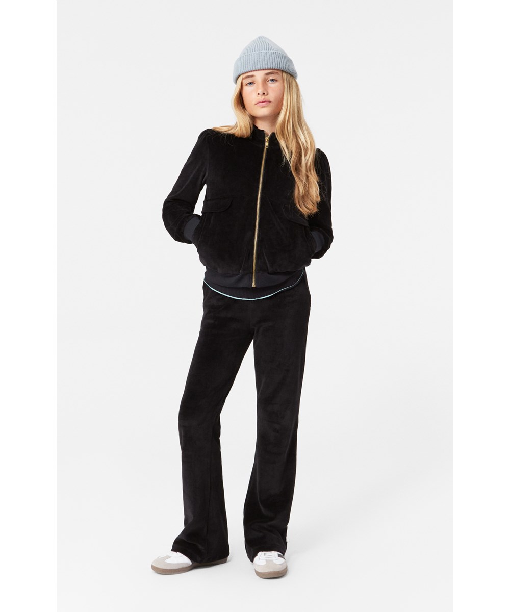 Malika - Black - Svart velourkardigan med dragkedja, sidofickor och ribbstickad kant.