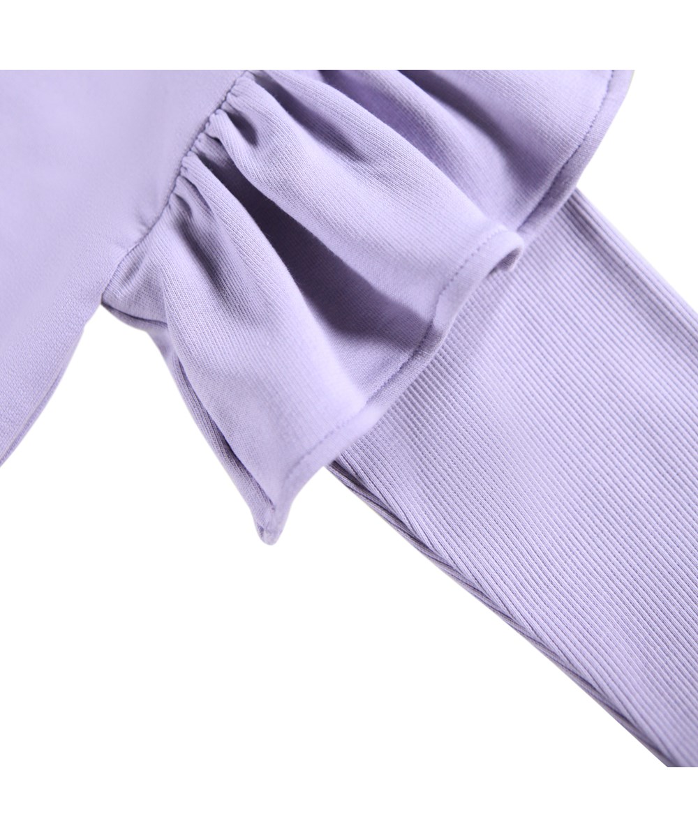 Margit - Faded Purple - Lila sweatshirt med volangdetaljer i ekologisk bomull.