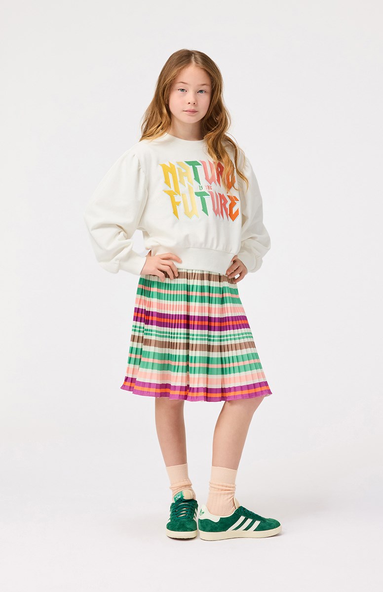 Mariah - Nature Future - Vit sweatshirt med broderi för barn i mjuk bomull med ribbade kanter vid halsen, ärmar och nederkant på sweatshirten.