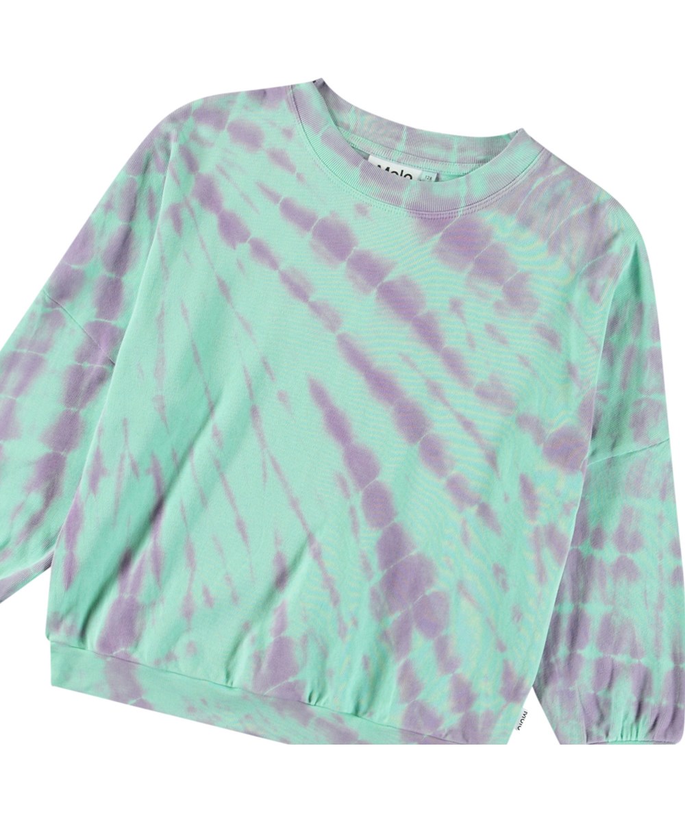 Marika - Ocean Tie Dye - Lila och ljusgrön tie-dye tröja för barn i mjuk ekologisk bomull med ribbade kanter vid halsen, ärmar och nederkant på tröjan, samt en lös passform.