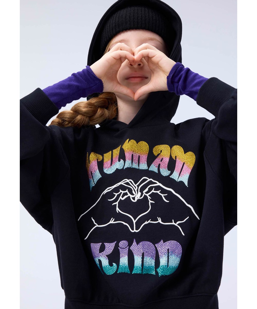 Marlin - Black - Svart hoodie för barn i ekologisk bomull med färgglada strassstenar.