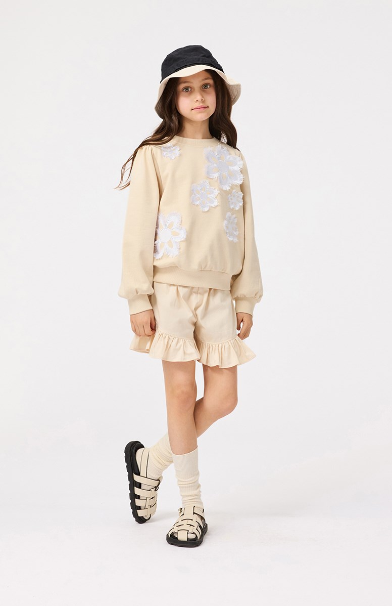 Mary - Brazilian Sand - Beige tröja med blommig brodyr för barn i mjuk ekologisk bomull med ribbade kanter vid halsen, ärmar och nederkant på tröjan.