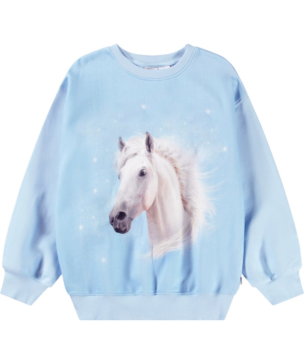 Monti - Horse Blue - Ljusblå tröja med tryck för barn i mjuk ekologisk bomull med ribbade kanter vid halsen, ärmar och nederkant på tröjan.