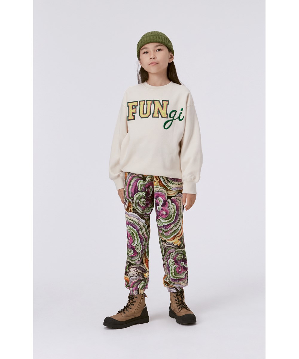 Monti - Pearled Ivory - Råvit ekologisk sweatshirt med broderi framtill.