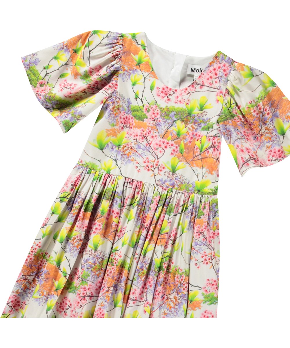 Carlin - In Bloom - White knee-length dress for children in a soft viscose with a round neckline and butterfly sleeves.