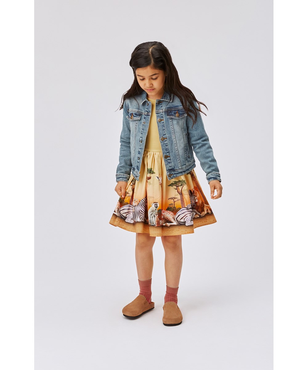 Casie - Savannah Life - Yellow dress in organic cotton with savanna print 