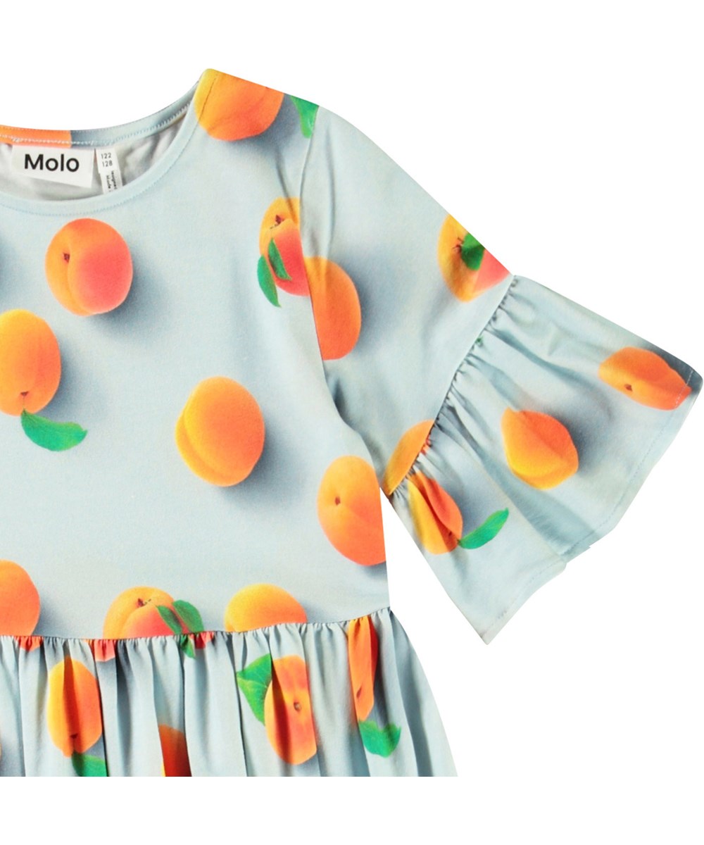 Chasity - Fresh Apricots - Light blue knee-length dress for children in soft organic cotton jersey with a round neck and long t-shirt sleeves with ruffles.