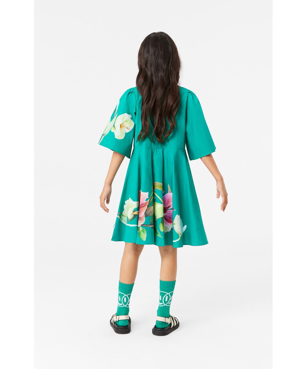 Cicela - Wild Hellebore - Green knee-length dress in organic cotton with wide butterfly sleeves and a print of flowers.