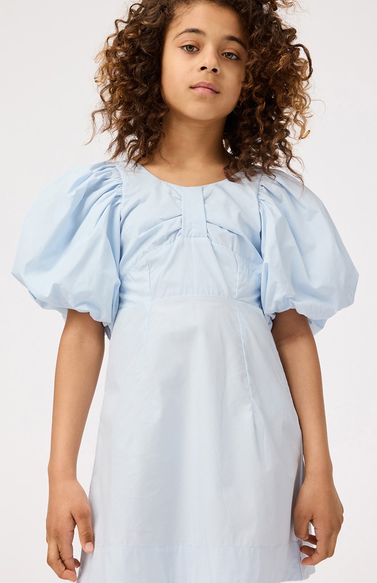 Cissy - Skywriting - Light blue dress in organic cotton for children with puff sleeves.