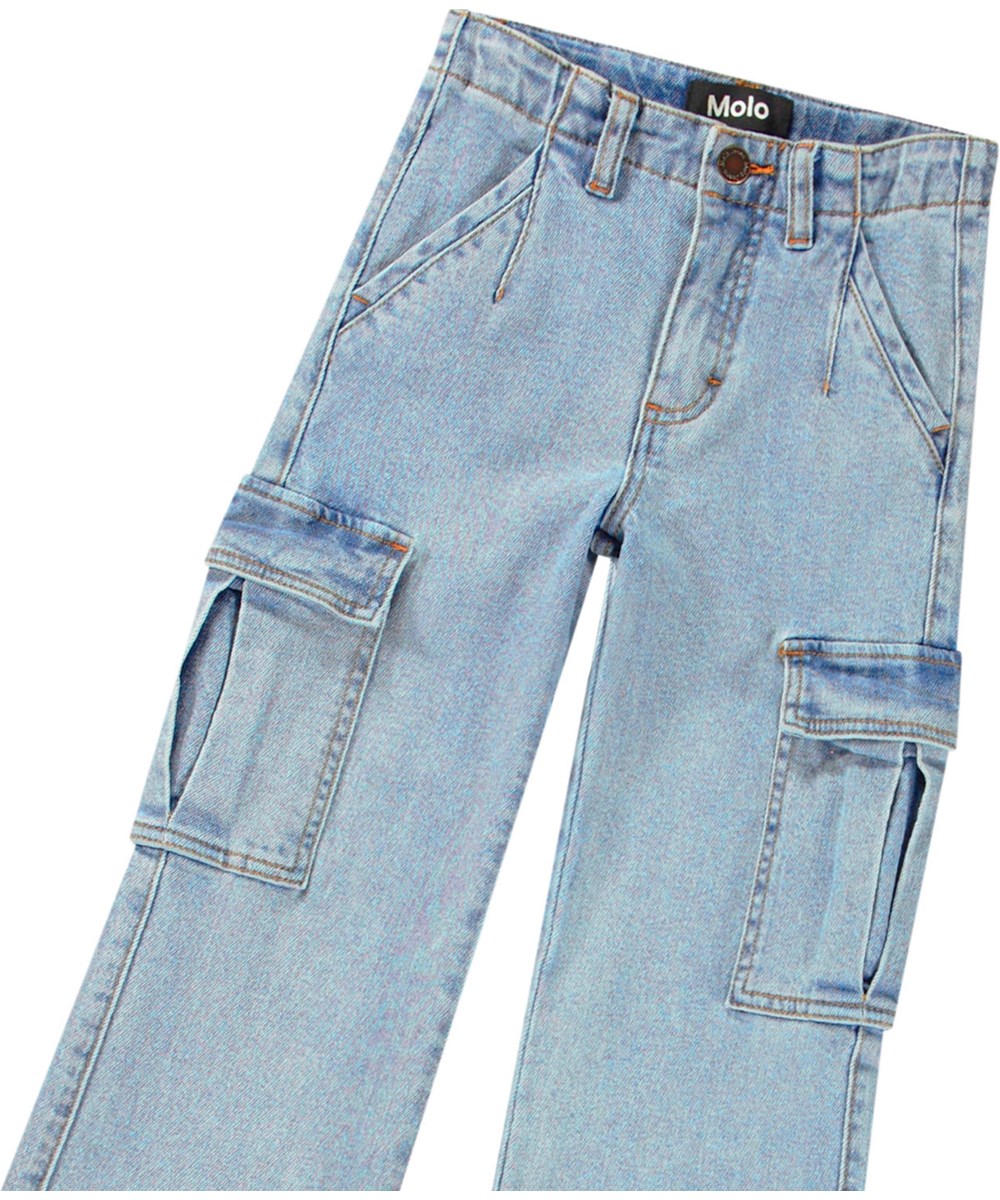 Addy - Distressed Washed - Blue denim jeans with trumpet shape in organic cotton with cargo pockets for children.