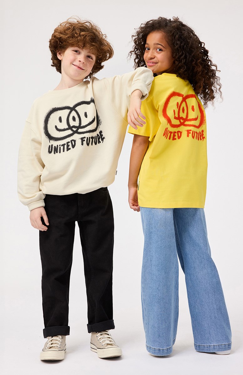 Adina - Clear Washed Blue - Denim blue 70s jeans with stitched crease in organic cotton for children.