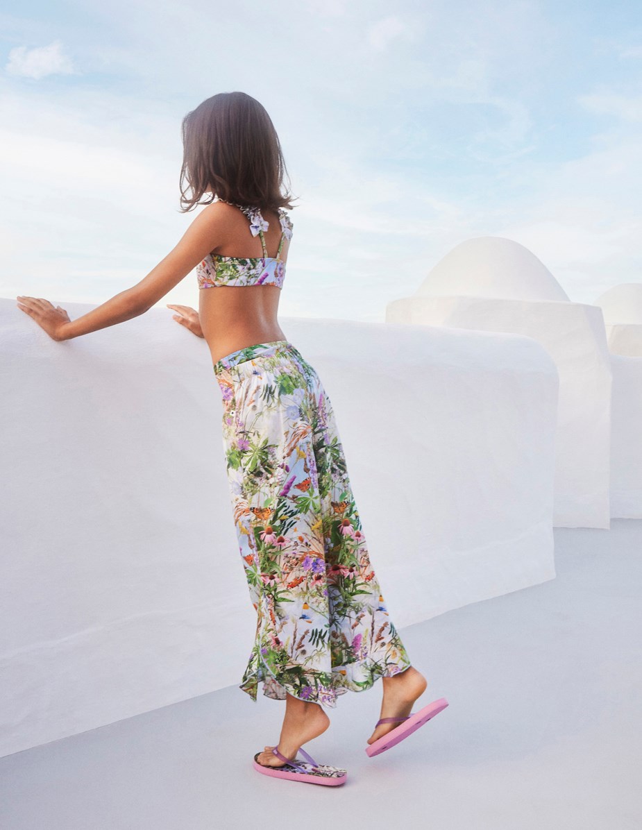Aretha - Wild Nature - Airy trousers in organic cotton with a floral print and ruffles